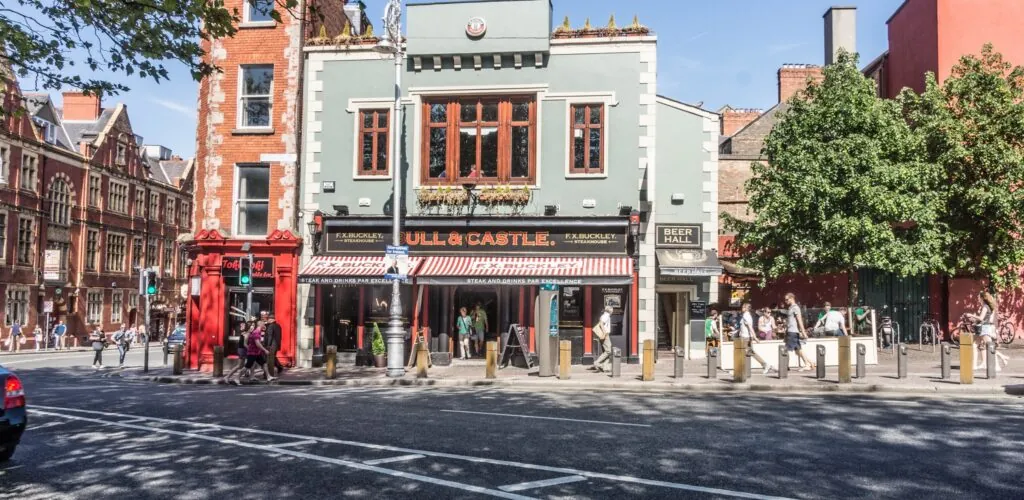 Découvrez les plus célèbres irish pubs hantés d'Irlande 4 Le Bull & Castle Pub - William Murphy - cc