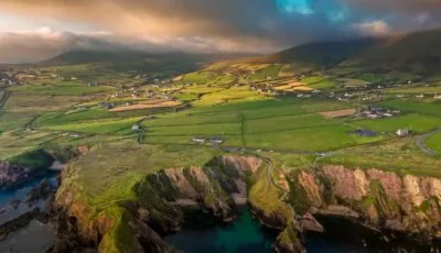 La couleur verte en Irlande 1 Vue aérienne sur Dunquin - © Cristi