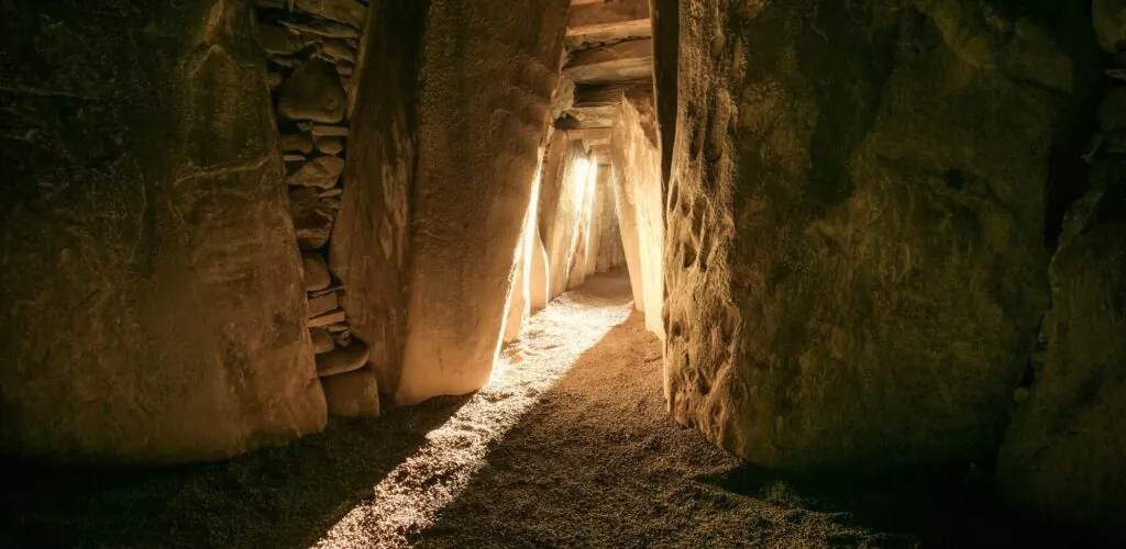 Newgrange : assistez à la diffusion en direct du solstice d'hiver ! 1 Newgrange lors du solstice d'hiver - Brian Morrison - © Tourism Ireland