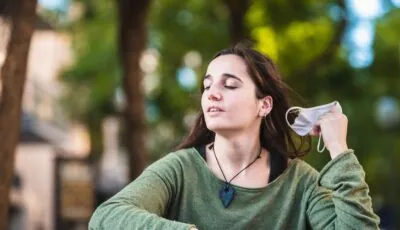 Une jeune femme enlevant son masque - © Joaquin Corbalan