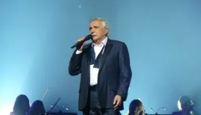 Les lacs du Connemara de Michel Sardou 1 Michel Sardou, chantant les Lacs du Connemara sur scène - Guy Delsaut - cc