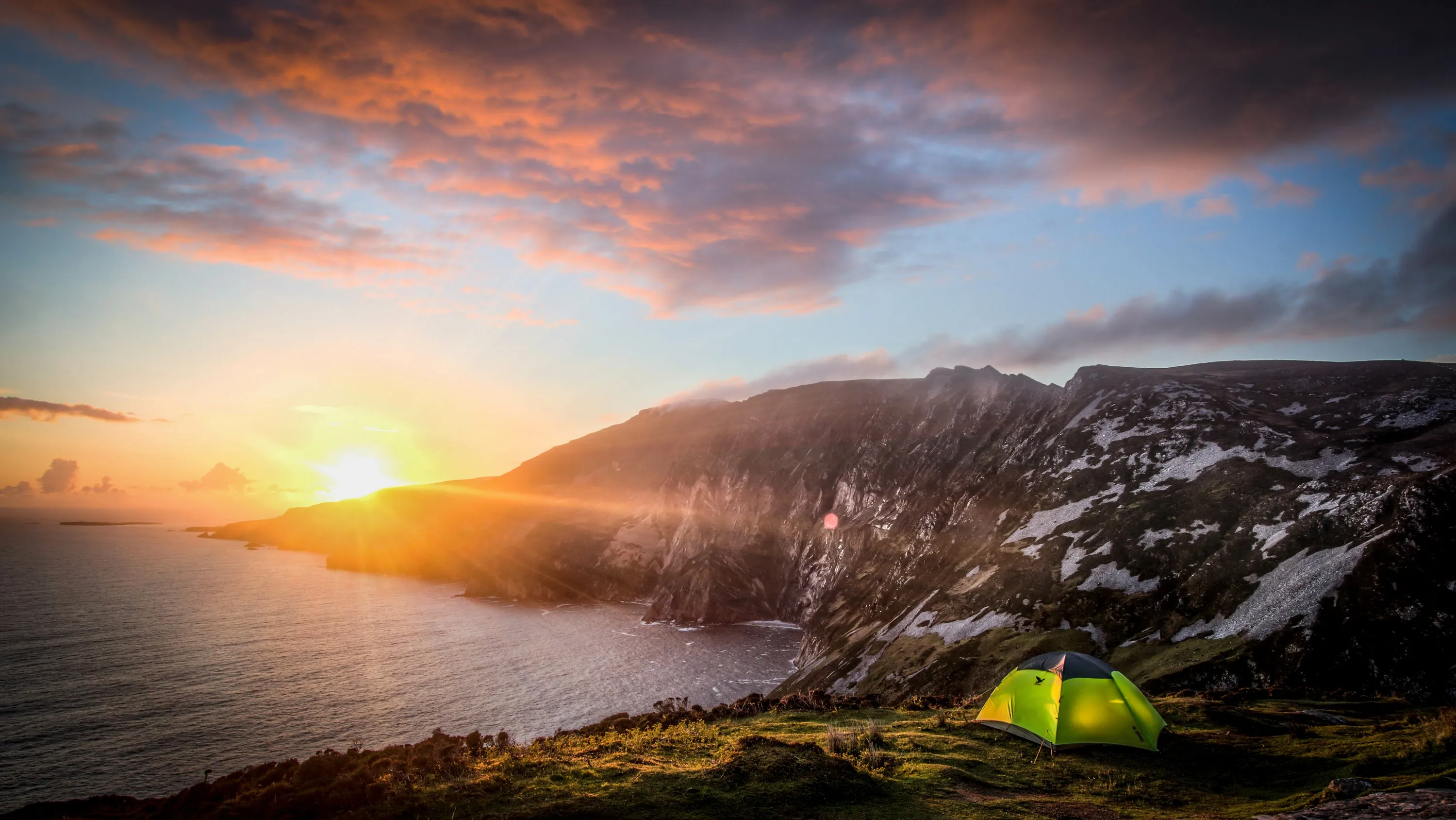 Un bivouac face aux falaises de Slieve League - © Uli
