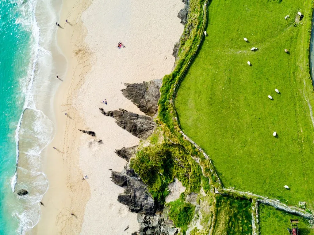 Vue aérienne de la Coumeenole beach - © Michael