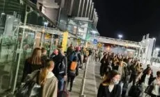 File d'attente pour la sécurité à l'aéroport de Dublin - @frielfree