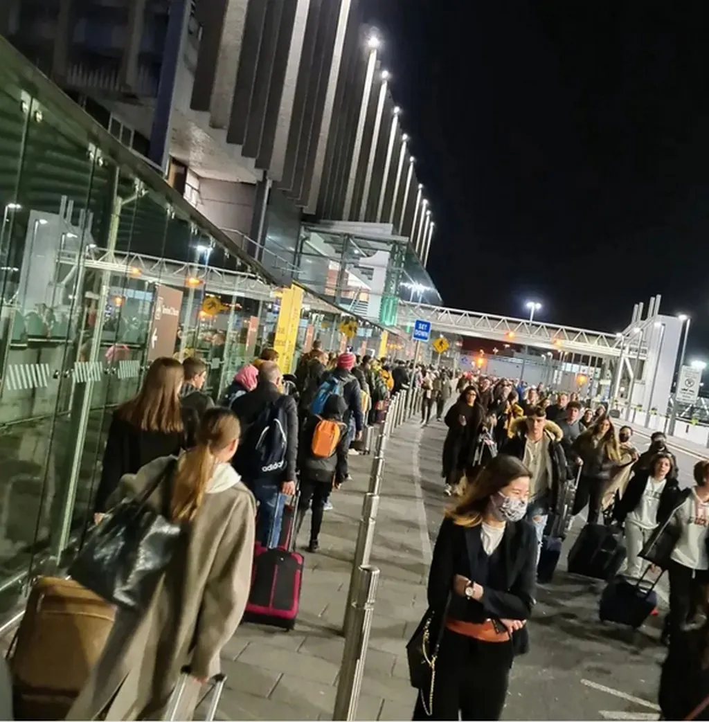File d'attente pour la sécurité à l'aéroport de Dublin - @frielfree