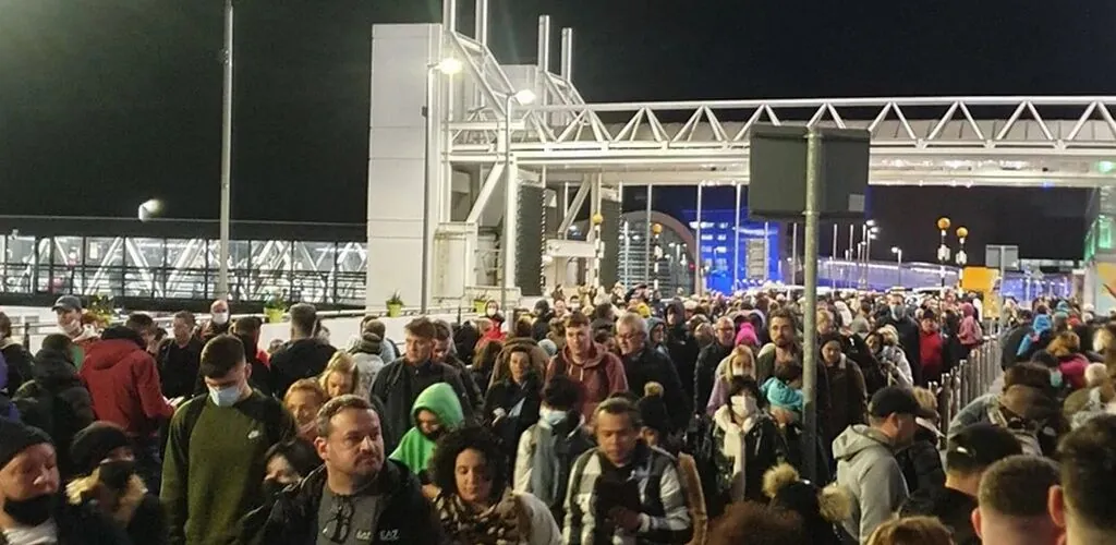 Queue interminable à l'aéroport de Dublin - @dog_n_dad - Instagram