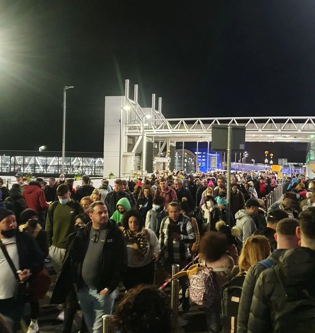 Queue interminable à l'aéroport de Dublin - @dog_n_dad - Instagram