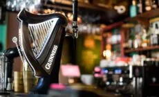Une pompe à bière Guinness en forme de harpe - © bizoo_n