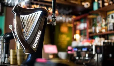 Une pompe à bière Guinness en forme de harpe - © bizoo_n