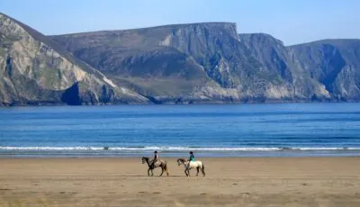 Une promenade à cheval sur une plage de Achill Island - © MichaelG
