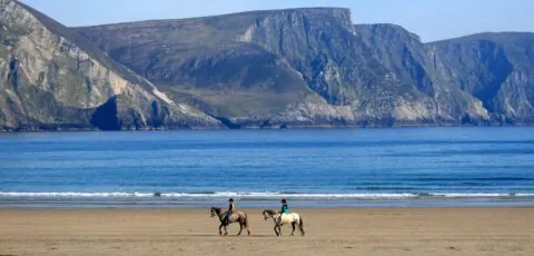 promenade cheval achill island beach