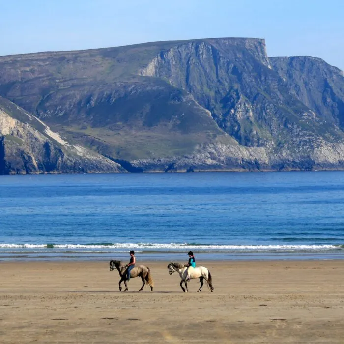 Une promenade à cheval sur une plage de Achill Island - © MichaelG