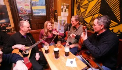 Les sessions de musique irlandaise 1 Une session de musique traditionnelle irlandais dans un irish pub - © Brian Morrison - Tourism Ireland