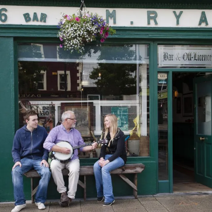 Une session de musique traditionnelle irlandais dans un irish pub, où Dirty Old Town est interprété - © Stephen Power - Tourism Ireland