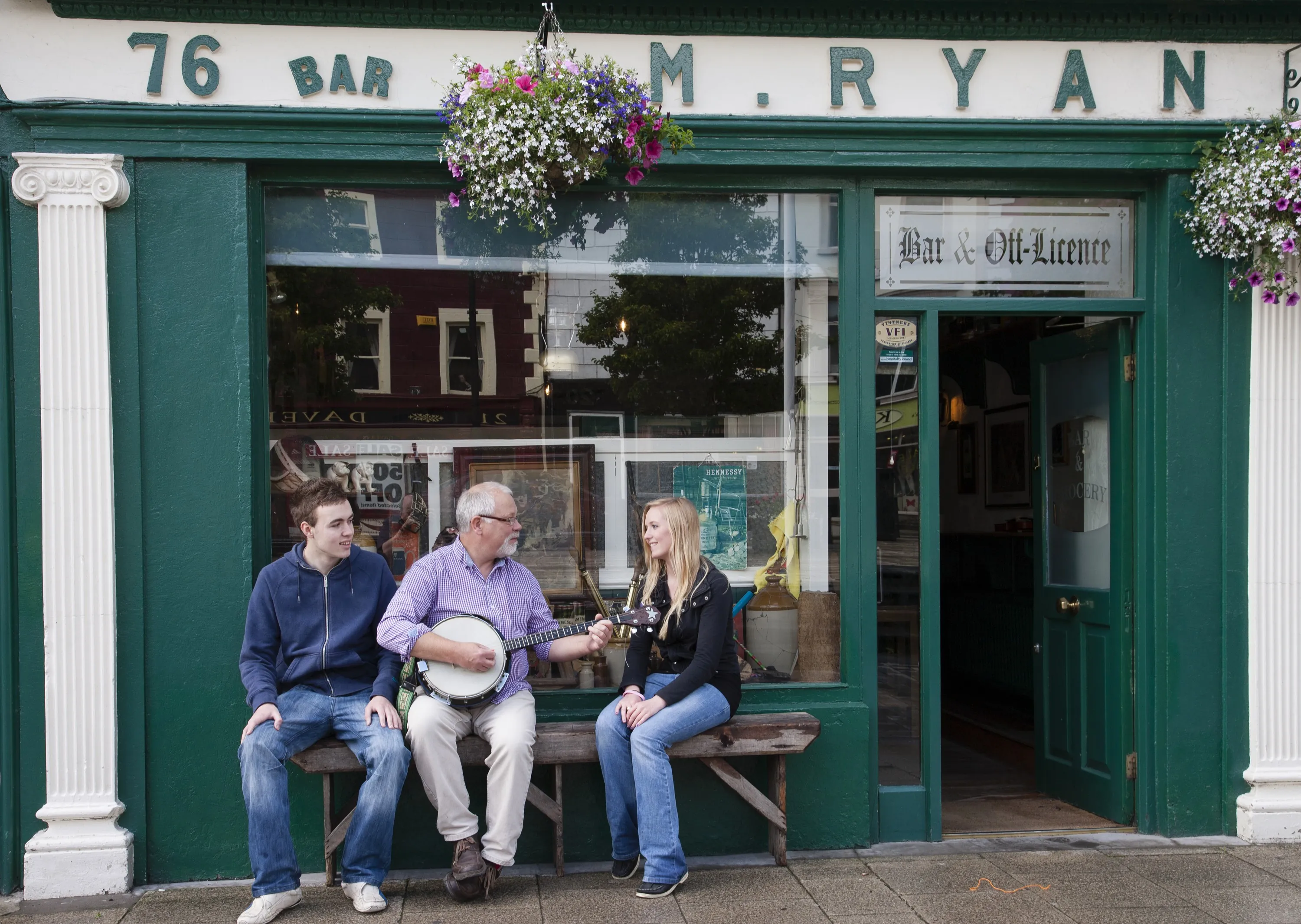 Une session de musique traditionnelle irlandais dans un irish pub, où Dirty Old Town est interprété - © Stephen Power - Tourism Ireland