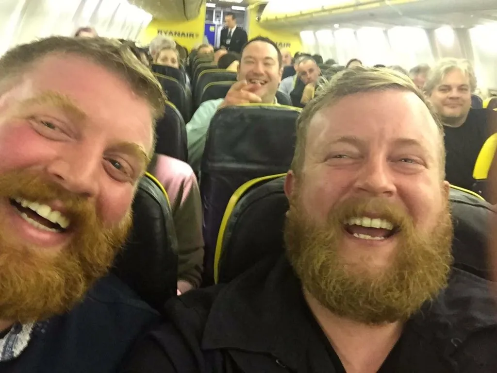 Deux sosies improbables se rencontrent à bord d'un vol Ryanair