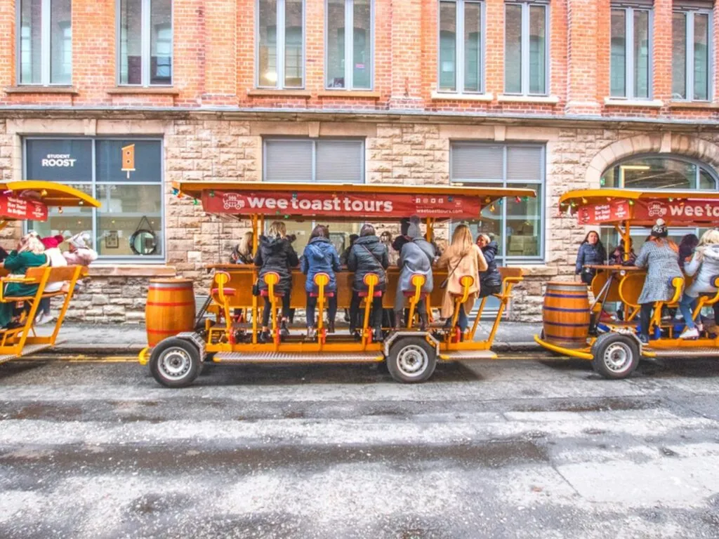 Des beer bike à Belfast - https://weetoasttours.com/