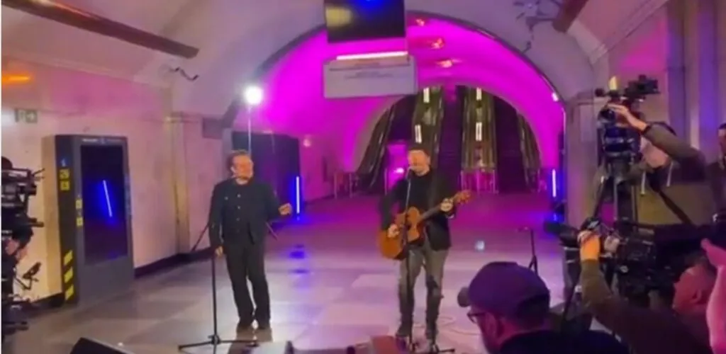 Bono et The Edge donnent un concert dans une station de métro à Kiev