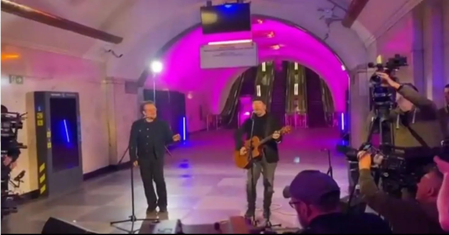 Bono et The Edge en concert dans une station de métro à Kiev
