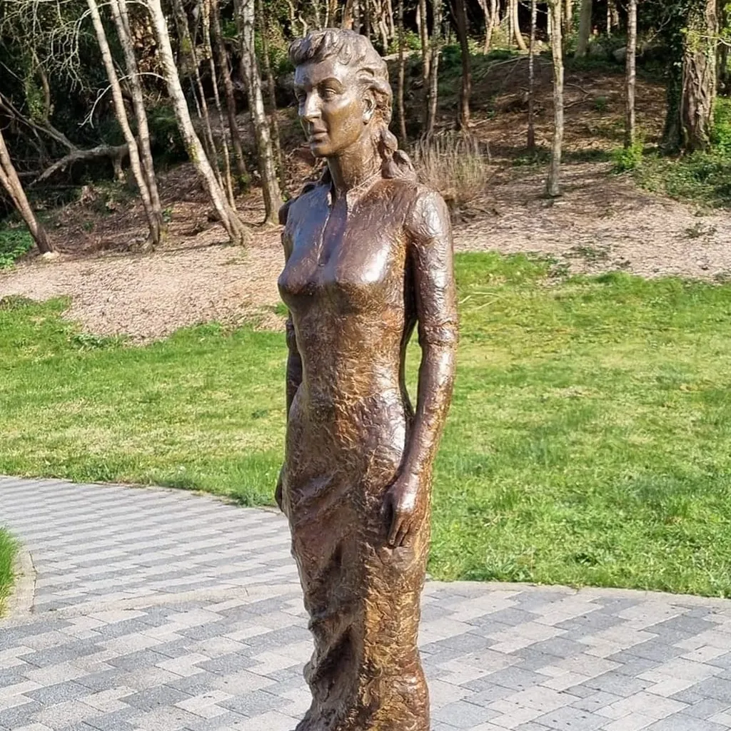 La scultpure de Maureen O'Hara à Glengarriff - Credit: Facebook / @visitglengarriff