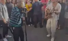 Niall Horan et Lewis Capaldi, chantant dans une rue de Dublin