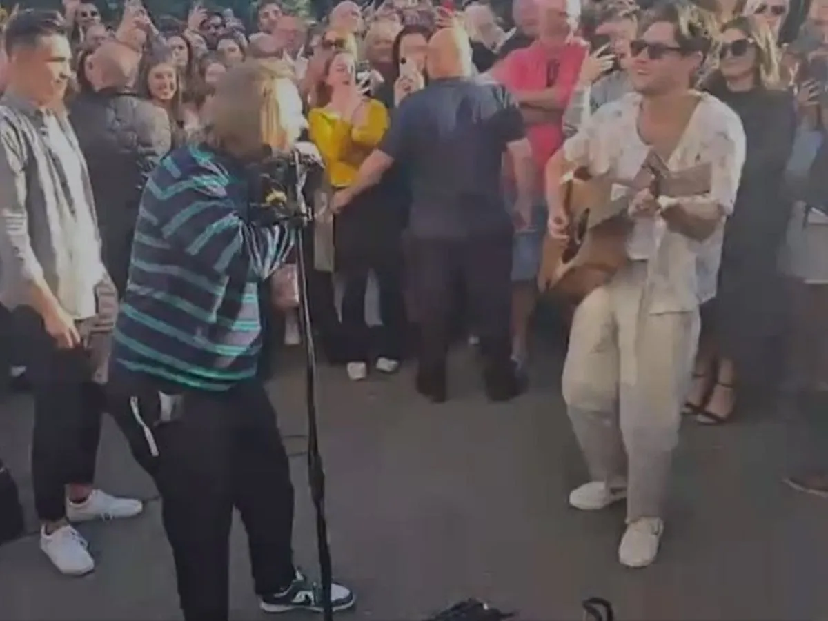 Niall Horan et Lewis Capaldi, chantant dans une rue de Dublin