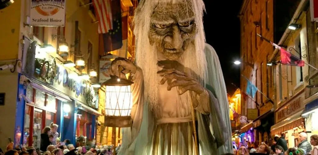 5 raisons de découvrir l'Irlande en automne ! 4 La grande parade de Macnas à Galway
