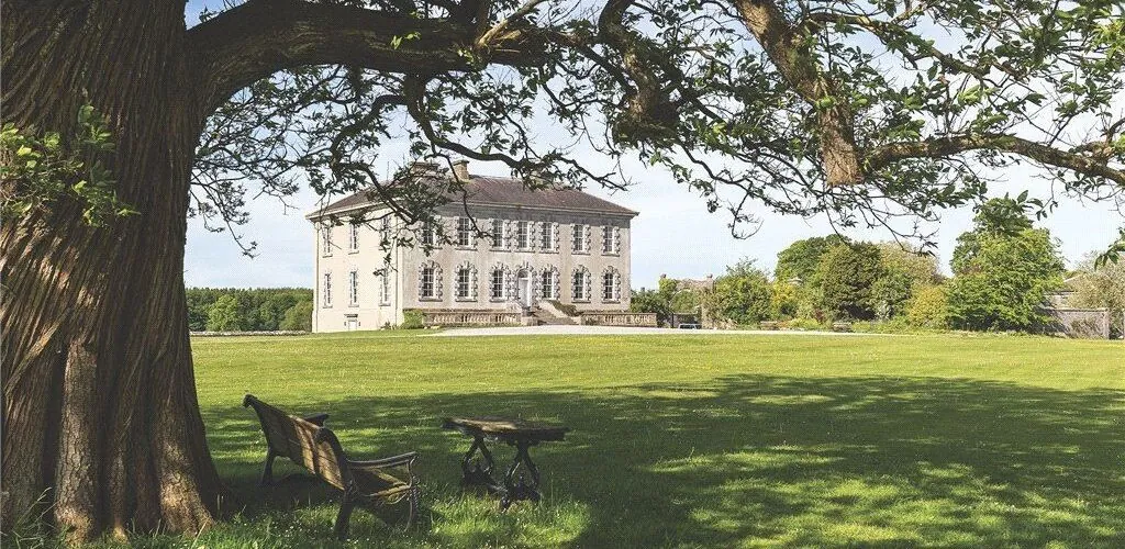 Un château irlandais du XVIème siècle, en vente pour plus de 8 millions d'euros ! 1 La maison de campagne de Killaleigh - MyHome.ie