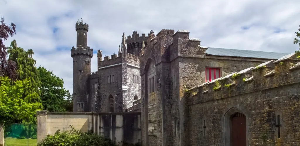 Les fantômes de Charleville Castle : quand un château irlandais devient star de Netflix