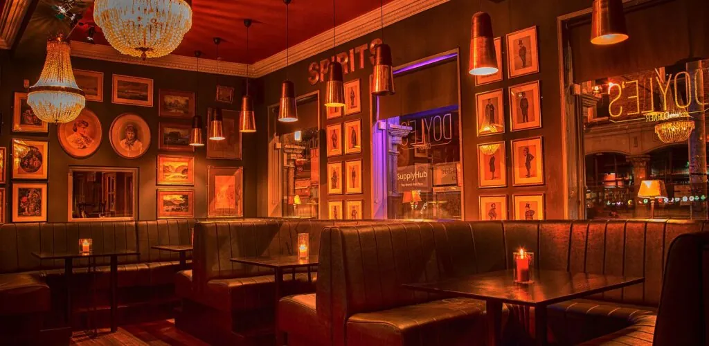 Consommation énergétique : un irish pub en Irlande offre une réduction à tous ceux gardant leur manteau pour manger !