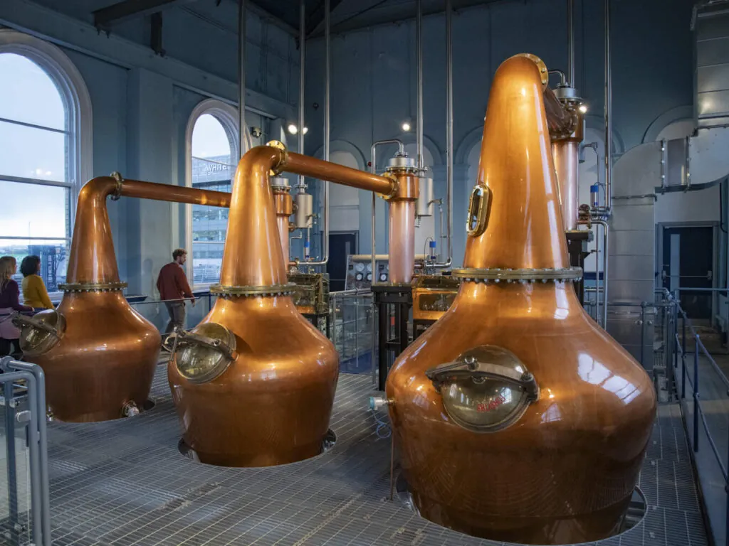 Les alambics en cuivre de Titanic Distillers - © Tourism Ireland. © Chris Hill Photographic