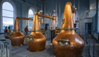 Les alambics en cuivre de Titanic Distillers - © Tourism Ireland. © Chris Hill Photographic