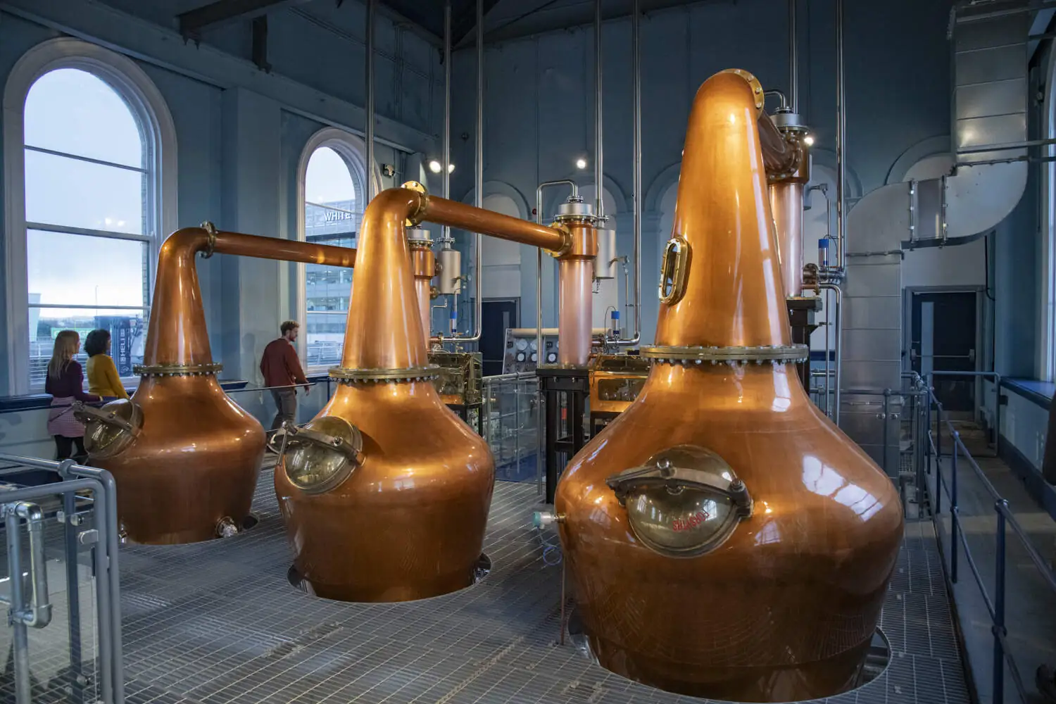 Les alambics en cuivre de Titanic Distillers - © Tourism Ireland. © Chris Hill Photographic
