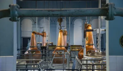 Les alambics en cuivre de Titanic Distillers - © Tourism Ireland. © Chris Hill Photographic