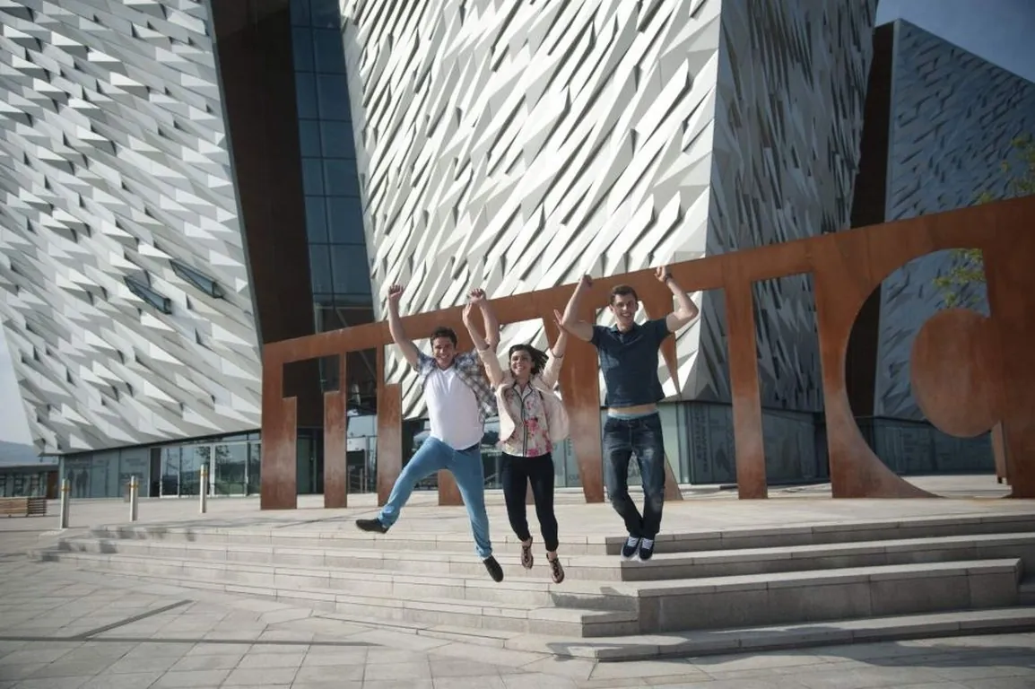 dublin chaussee des geants dark hedges titanic belfast