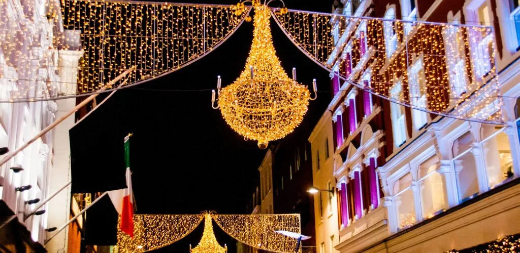 La magie de Noël s’empare de Dublin : Grafton Street se pare de ses décorations lumineuses et c&rsquo;est fabuleux !