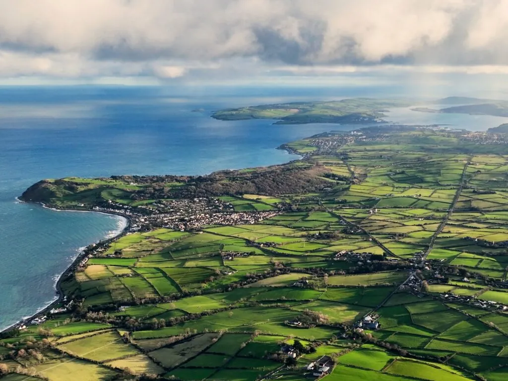 Vue aérienne de Ballygally en Irlande du Nord - © peter