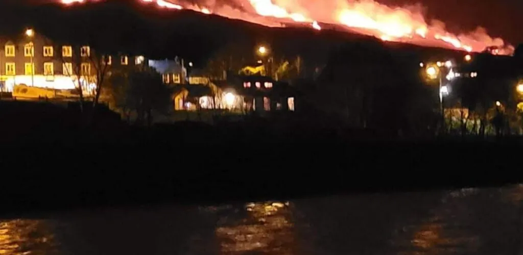 Irlande : un gigantesque incendie dévaste la Péninsule de Mizen Head dans le West Cork
