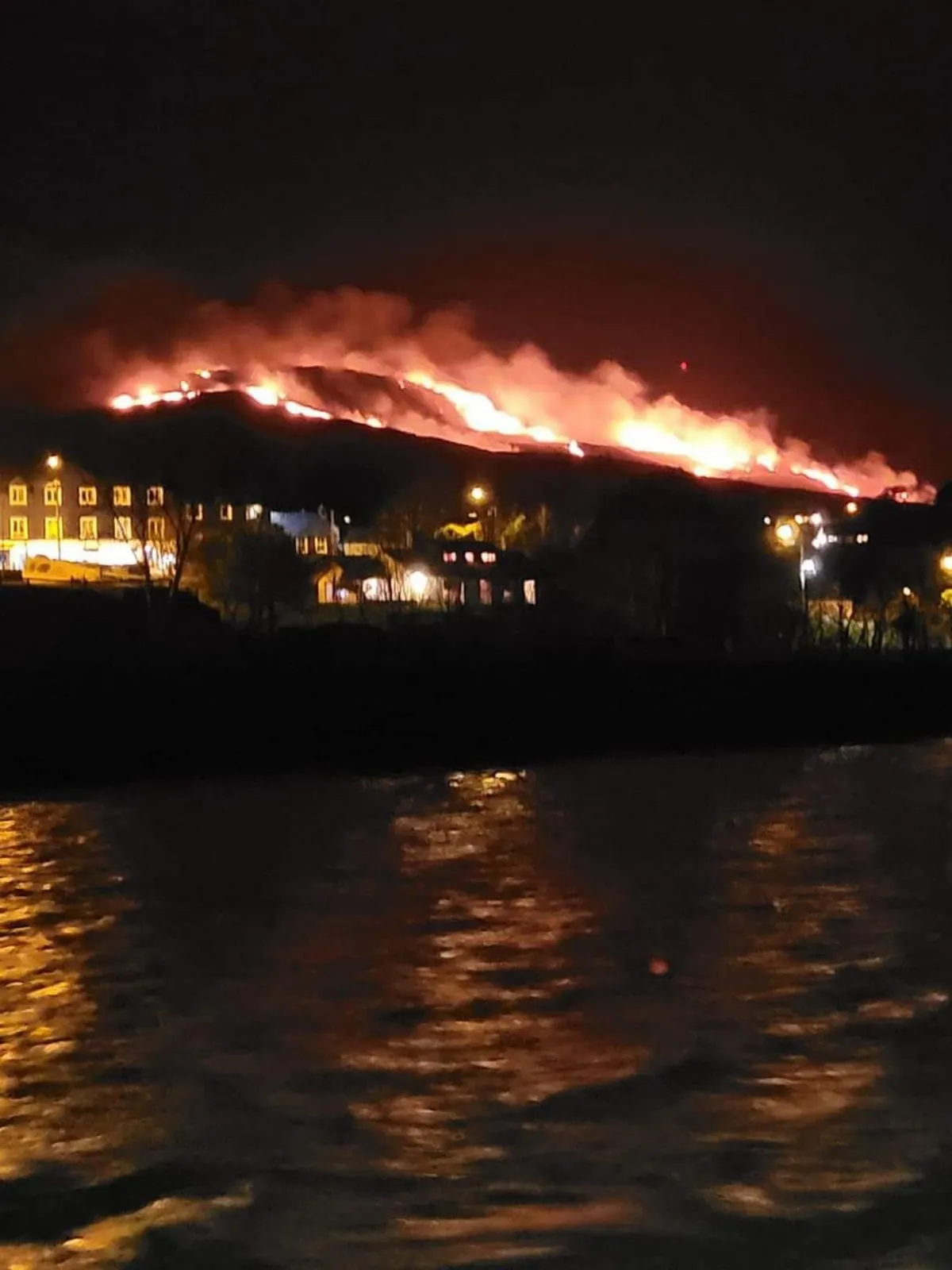 Mount Gabriel en flamme, près de Schull - Gavin O Callaghan - @gavinocal - TWITTER