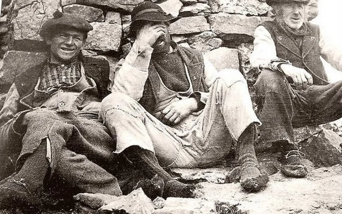Un irlandais portant des pampooties - Domaine public