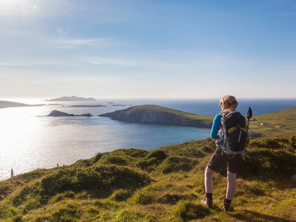 Une randonneuse en Irlande, du côté de Dingle - © senicer