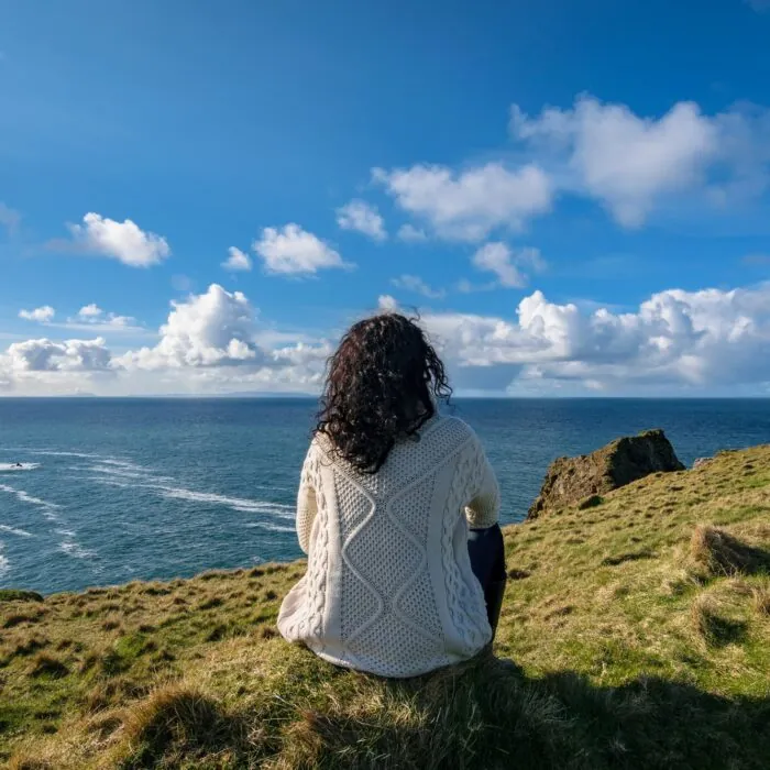 Femme voyageant seule en Irlande - © AlbertMi