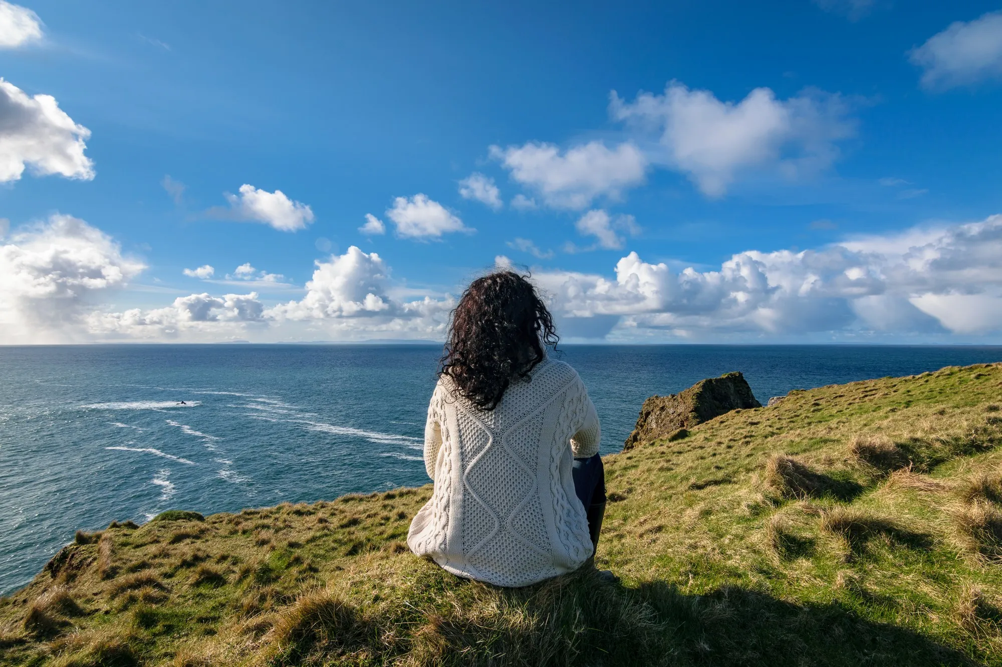 Femme voyageant seule en Irlande - © AlbertMi