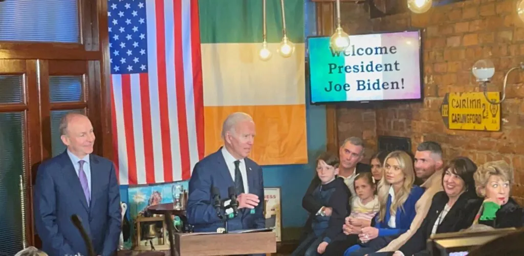 Joe Biden lâche une bourde dans un irish pub en Irlande