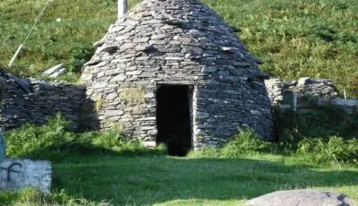 The beehive huts 1 Une hutte de Fahan (The beehive huts) - Dirk Huth - cc