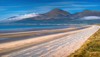 Slieve Donard vu de la Murlough Beach dans le comté de Down - © Terry R1/Wirestock Creators