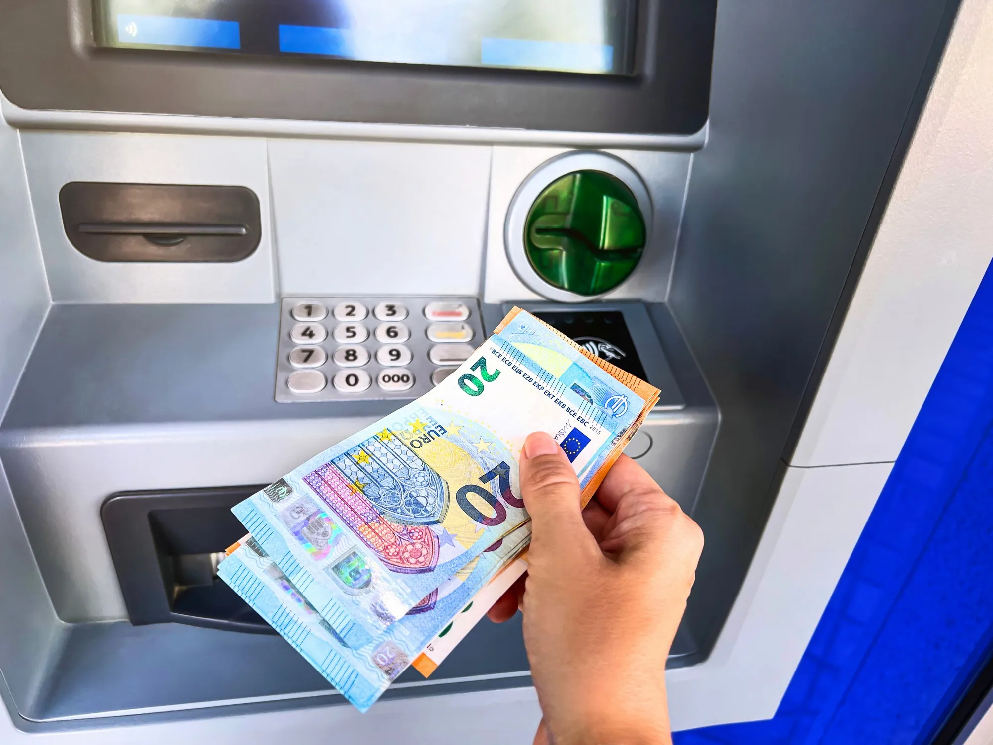 Des irlandais ont profités d'un bug de la Bank of Ireland pour retirer gratuitement 1000€ - © Aida Servi