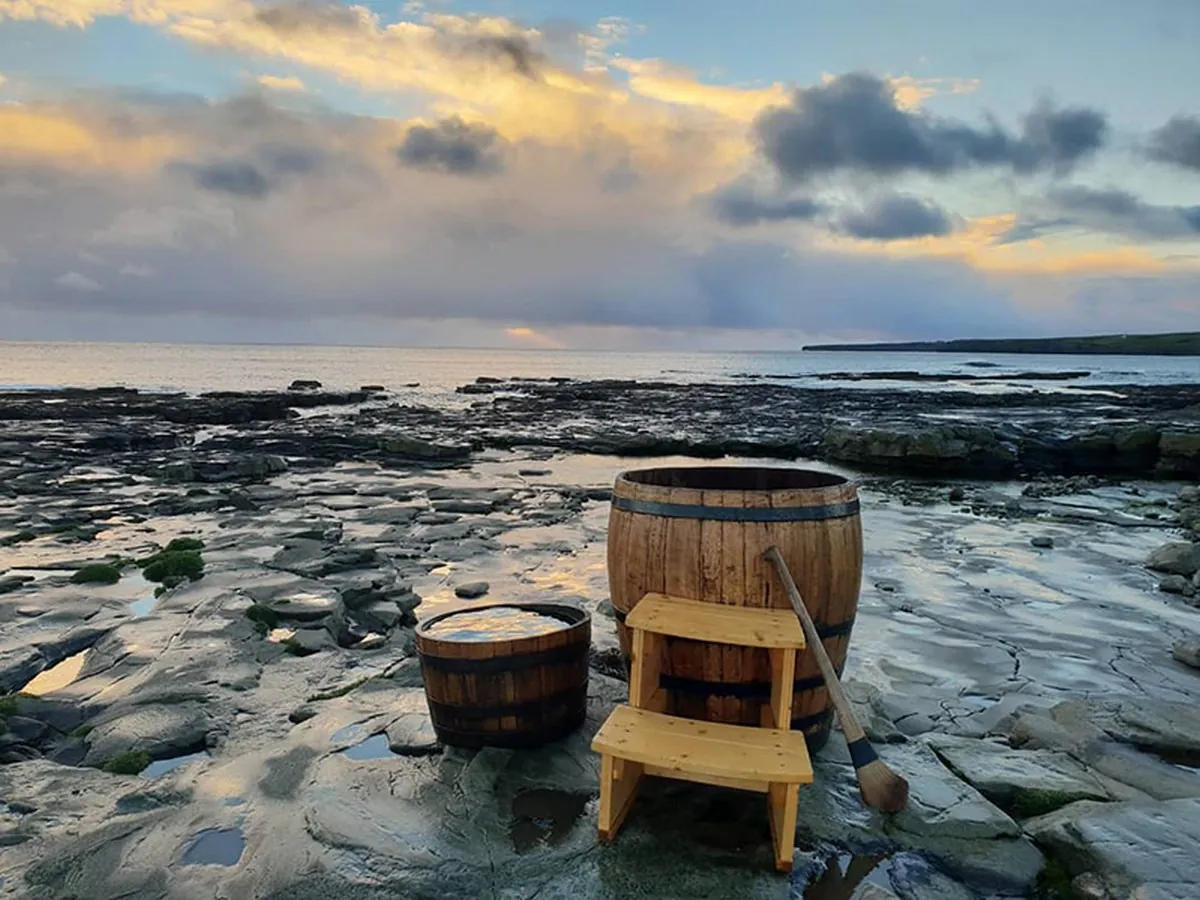 Des bains d'algues en tonneaux sont proposés par La Wild Atlentic Way Seaweeds baths - wildatlanticseaweedbaths.com