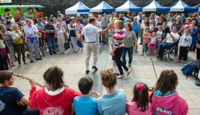Le Fleadh Cheoil 2 Un numéro de danse traditionnelle lors du Fleadh Cheoil - © Tourism Ireland Ltd