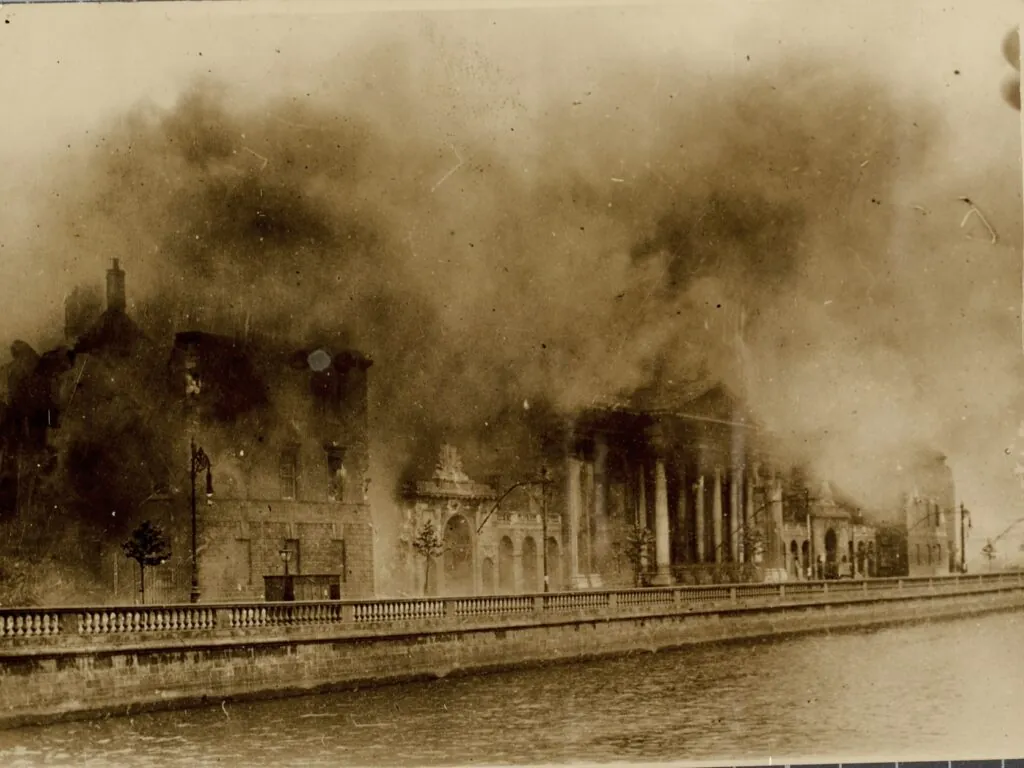 Les Four Courts bombardés pendant la Bataille de Dublin - Public Domain